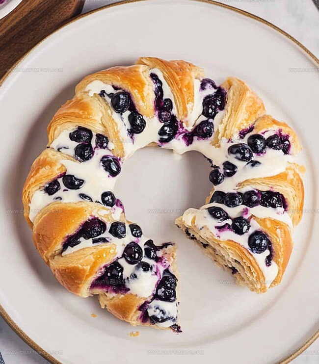 Steps To Bake Blueberry Pastry Rings With Vanilla Cream