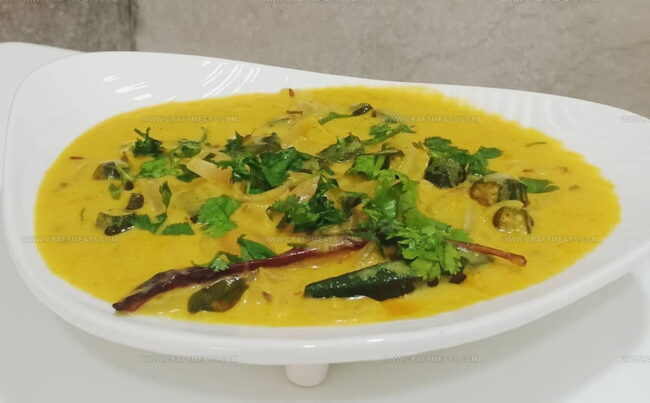 Okra In Yogurt Curry (Bhindi Kadhi)
